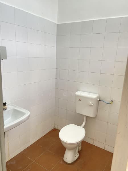 2-storey Terraced House for Sale in Taman Tiara (Tangkak) - Alex Cheah - Room 2&3 washroom - PropertyGuru.com.my