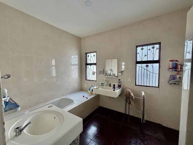 Semi-Detached House for Sale in Laman Residen Kipark Sri Utara (Batu Caves) - Mohd Aizat Saiful Bahri - Bathroom - PropertyGuru.com.my