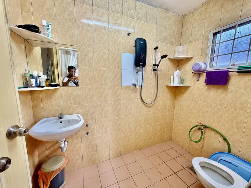 2-storey Terraced House for Sale in Taman Semarak (Kajang) - Mohd Aizat Saiful Bahri - Bathroom - PropertyGuru.com.my