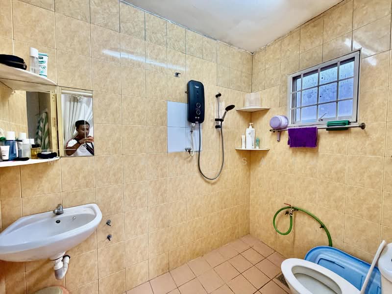 2-storey Terraced House for Sale in Taman Semarak (Kajang) - Mohd Aizat Saiful Bahri - Bathroom - PropertyGuru.com.my