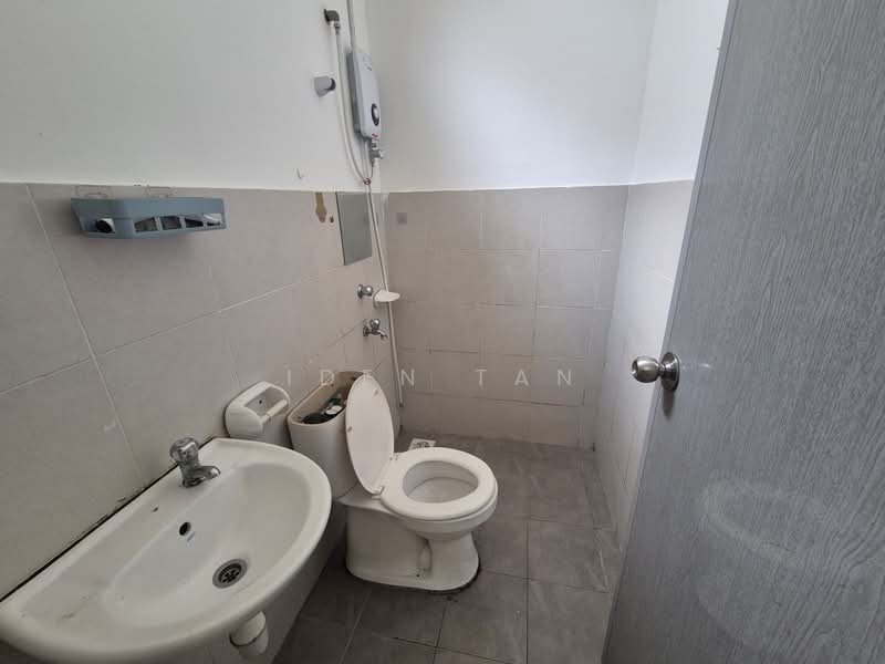 2.5-storey Terraced House for Sale in Taman Scientex Utama (Senai) - Iden Tan - Bathroom - PropertyGuru.com.my