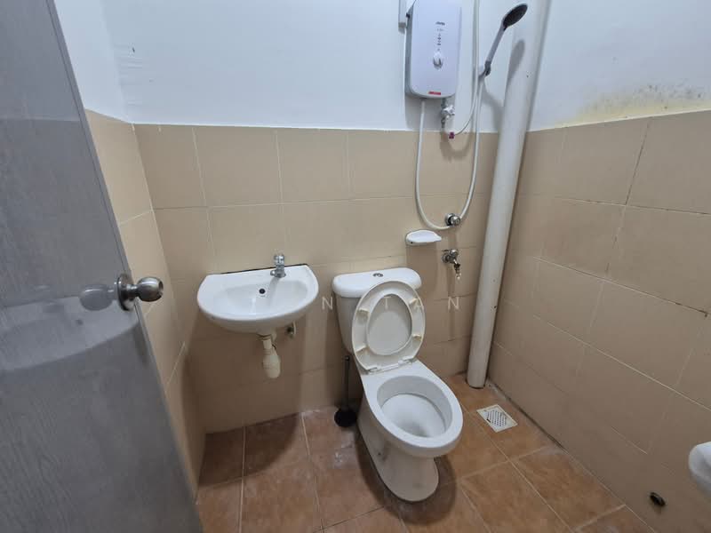 2.5-storey Terraced House for Sale in Taman Scientex Utama (Senai) - Iden Tan - Bathroom - PropertyGuru.com.my