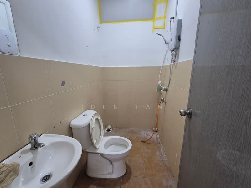 2.5-storey Terraced House for Sale in Taman Scientex Utama (Senai) - Iden Tan - Bathroom - PropertyGuru.com.my