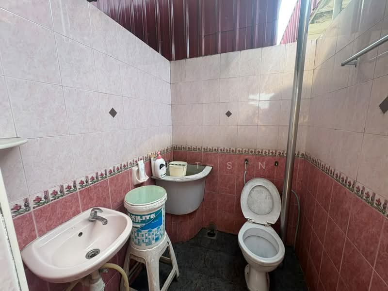 Rumah Berkembar untuk Dijual di Taman Sri Genting (Balik Pulau) - Ng Jit Sin - Bathroom - PropertyGuru.com.my