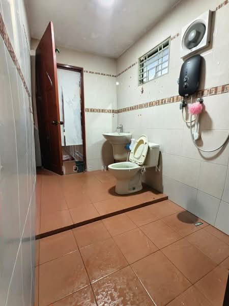 Rumah Teres 2 Tingkat untuk Dijual di Taman Johor Jaya (Johor Bahru) - Iden Tan - Bathroom - PropertyGuru.com.my
