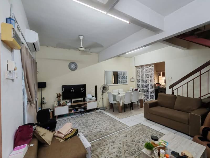 Rumah Teres 2 Tingkat untuk Dijual di Taman Lestari Putra (Seri Kembangan) - Jason Tan - Living Room - PropertyGuru.com.my