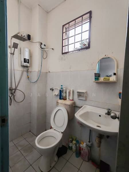 Rumah Teres 2 Tingkat untuk Dijual di Taman Lestari Putra (Seri Kembangan) - Jason Tan - Bathroom - PropertyGuru.com.my