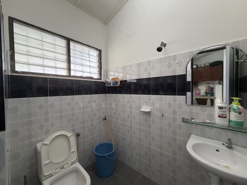 1-storey Terraced House for Sale in Taman Damai Indah (Kajang) - Kris Tan - Bathroom - PropertyGuru.com.my