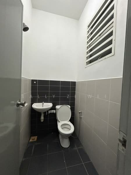 Rumah Teres 2 Tingkat untuk Disewa di Setia Tropika (Johor Bahru) - Sally Zi Wei - Bathroom - PropertyGuru.com.my