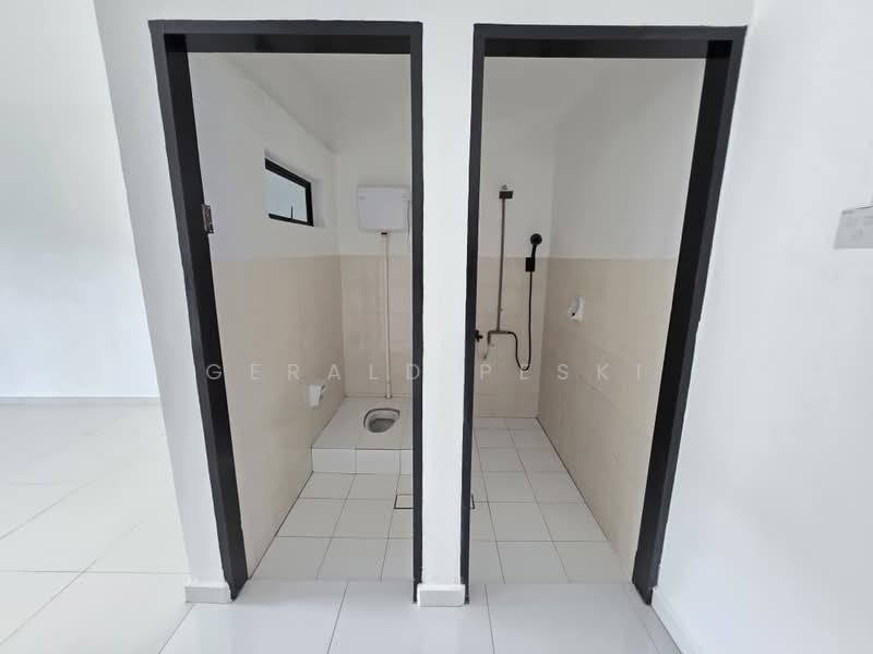 1-storey Terraced House for Sale in Bandar Seri Mahkota (Sungai Ular) - Gerald Peski - Bathroom - PropertyGuru.com.my