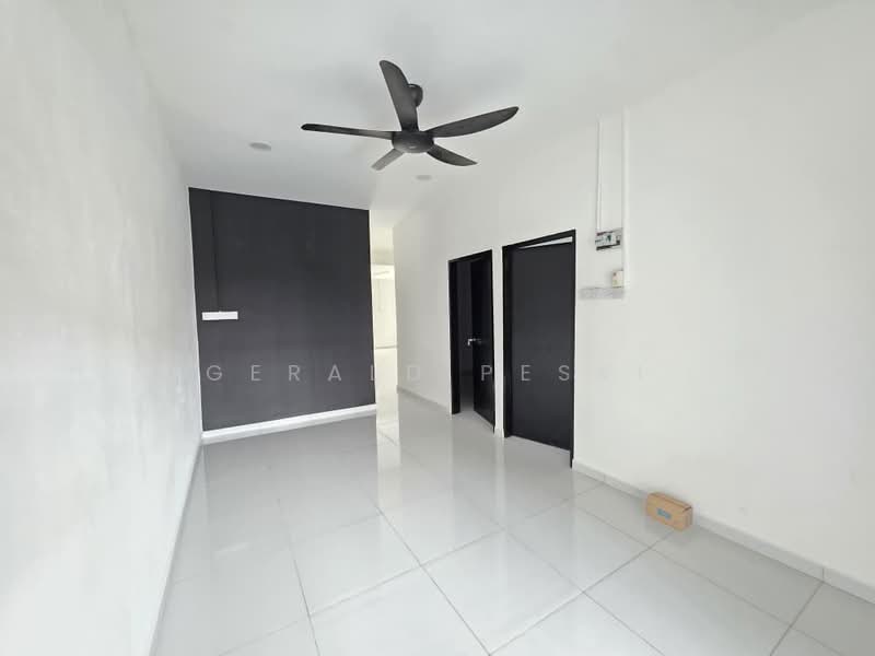 1-storey Terraced House for Sale in Bandar Seri Mahkota (Sungai Ular) - Gerald Peski - Living Room - PropertyGuru.com.my