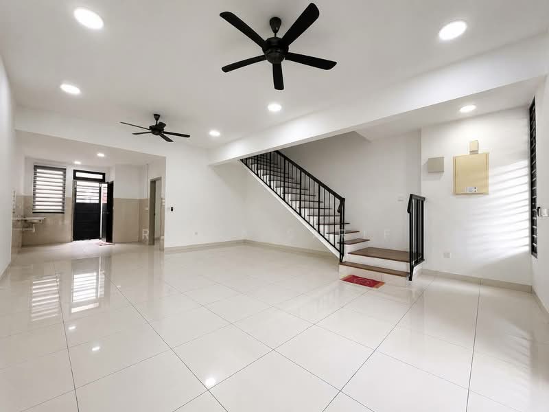 Rumah Teres 2 Tingkat untuk Dijual di Elmina Valley 1 (Shah Alam) - Reena Sarif - Living Room - PropertyGuru.com.my