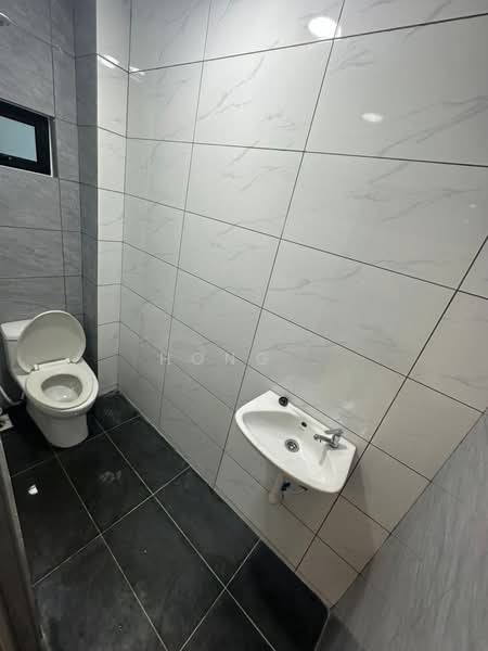 Rumah Teres 2 Tingkat untuk Dijual di Taman Nora (Ulu Tiram) - Hong . - Bathroom - PropertyGuru.com.my