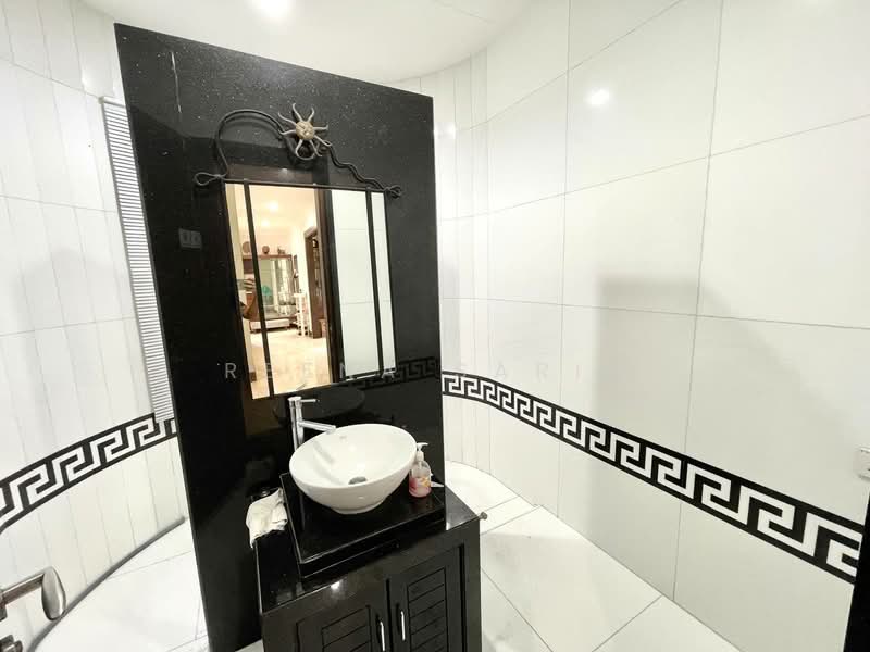 Bungalow for Sale in Kayangan Heights (Shah Alam) - Reena Sarif - Bathroom - PropertyGuru.com.my