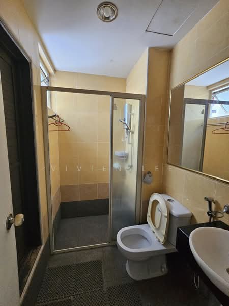 Kondominium untuk Dijual di East Lake Residence - Vivien Lee - Bathroom - PropertyGuru.com.my