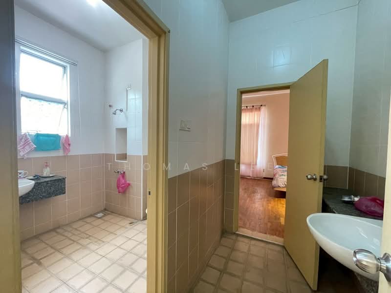 Rumah Banglo untuk Dijual di Bandar Putra (Kulai) - Thomas Lee - Bathroom - PropertyGuru.com.my