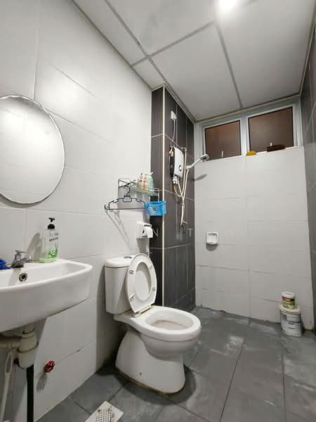 Servis Apartment untuk Disewa di Larkin Heights - Dylan Tan - Bathroom - PropertyGuru.com.my