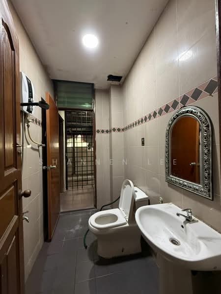 Semi-Detached House for Sale in Kampung Mohd Amin (Johor Bahru) - Shannen Lee - Bathroom - PropertyGuru.com.my