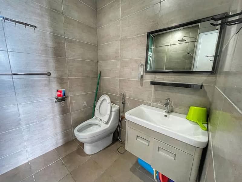 Service Residence for Sale at D'carlton (Residensi Seri Mega) - Stanley Tan - Bathroom - PropertyGuru.com.my