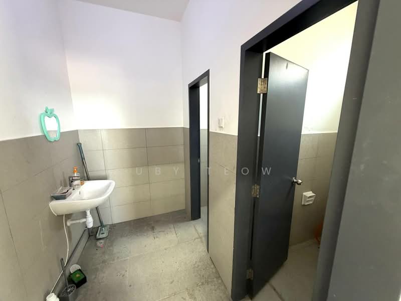 Cluster Factory for Sale in Eco Business Park 1 (Johor Bahru) - Ruby Teow - Bathroom - PropertyGuru.com.my