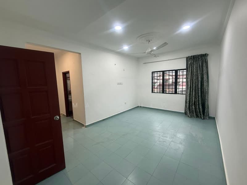 2-storey Terraced House for Rent in Taman Mount Austin (Tebrau) - Mavis Hew - Living Room - PropertyGuru.com.my
