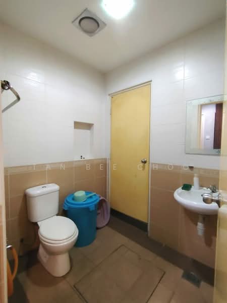 2-storey Terraced House for Sale in Bandar Kinrara Seksyen 1 (Bandar Kinrara) - Tan Bee Choo - Bathroom - PropertyGuru.com.my