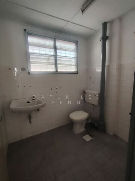 2-storey Terraced House for Sale in Taman Cempaka (Ipoh) - Datuk Lee Heng - Bathroom - PropertyGuru.com.my