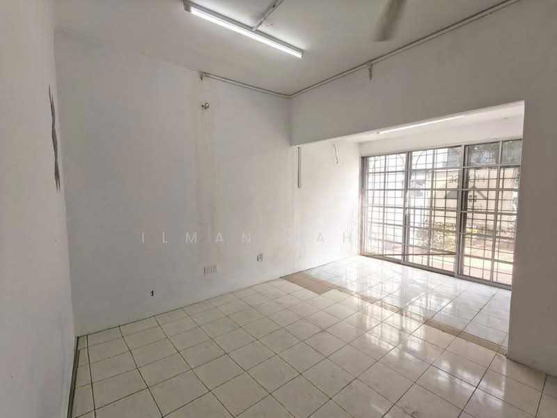 2-storey Terraced House for Sale in Lestari Putra (Seri Kembangan) - Ilman Nahri - Living Room - PropertyGuru.com.my