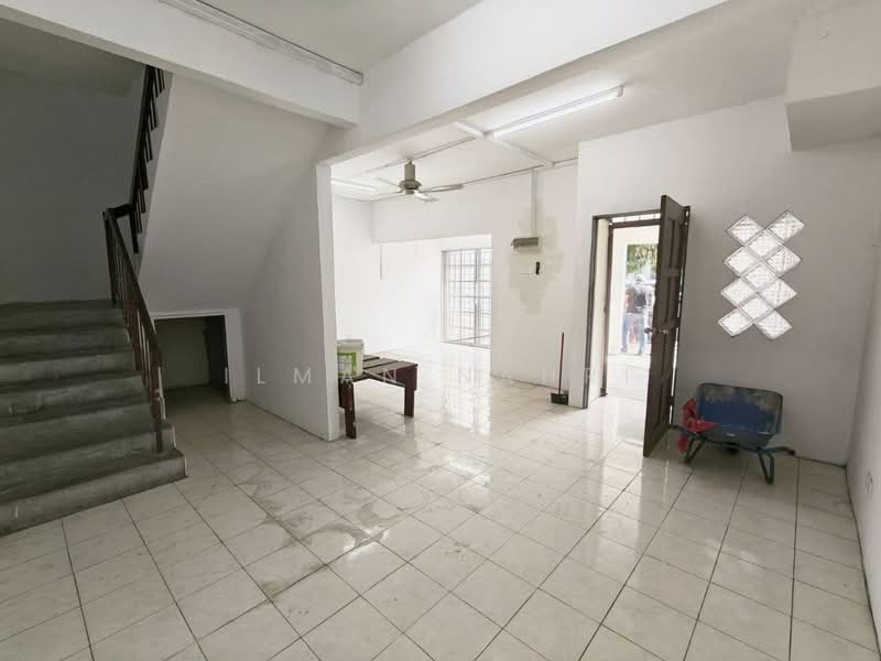 2-storey Terraced House for Sale in Lestari Putra (Seri Kembangan) - Ilman Nahri - Interior - PropertyGuru.com.my