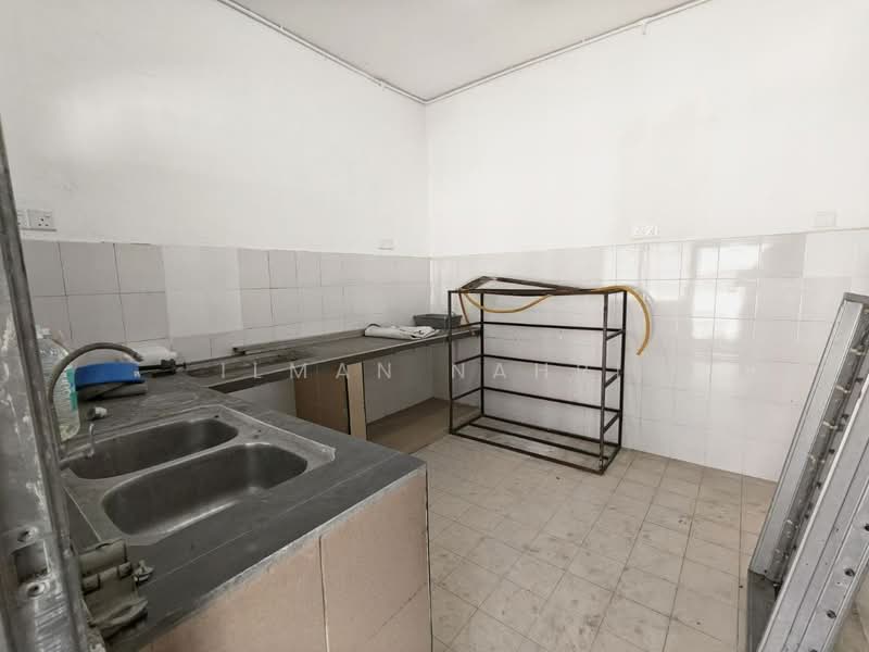 2-storey Terraced House for Sale in Lestari Putra (Seri Kembangan) - Ilman Nahri - Kitchen - PropertyGuru.com.my