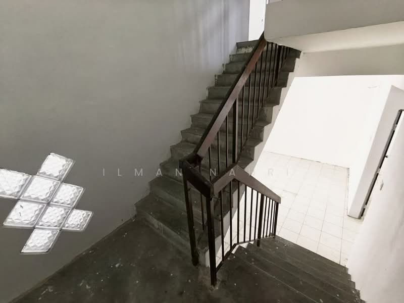 2-storey Terraced House for Sale in Lestari Putra (Seri Kembangan) - Ilman Nahri - Corridor - PropertyGuru.com.my