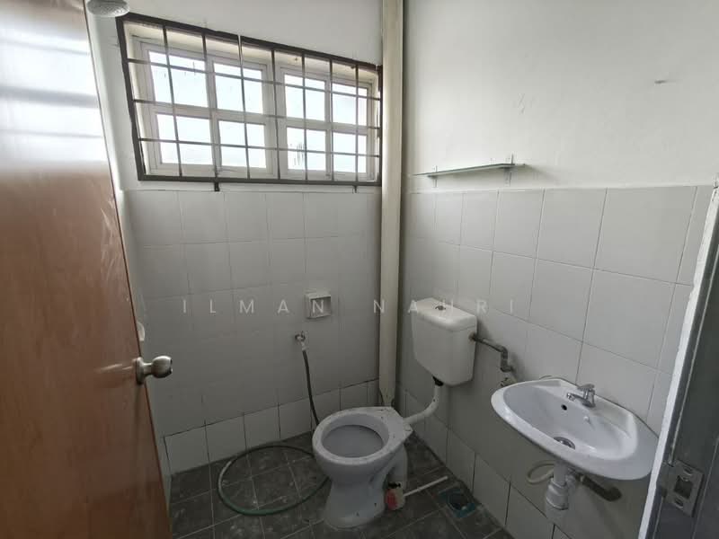 2-storey Terraced House for Sale in Lestari Putra (Seri Kembangan) - Ilman Nahri - Bathroom - PropertyGuru.com.my