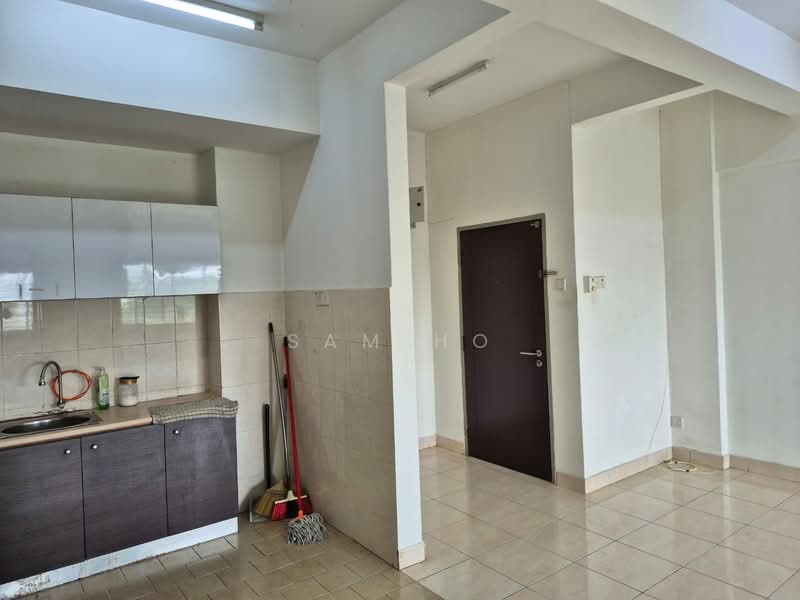 Condominium for Sale at Lagoon Suites - Sam Ho - Kitchen - PropertyGuru.com.my