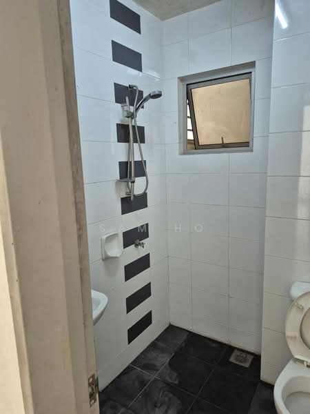 Condominium for Sale at Lagoon Suites - Sam Ho - Bathroom - PropertyGuru.com.my