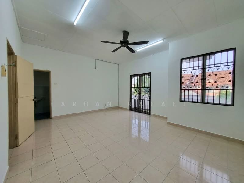 Rumah Teres 2 Tingkat untuk Dijual di Puncak Alam (Selangor) - Farhan Rafael - Living Room - PropertyGuru.com.my