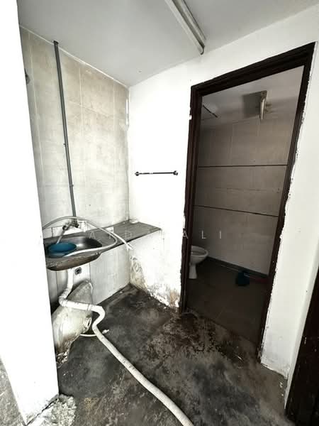 Rumah Niaga untuk Disewa di Shah Alam (Selangor) - Aida Ali - Bathroom - PropertyGuru.com.my