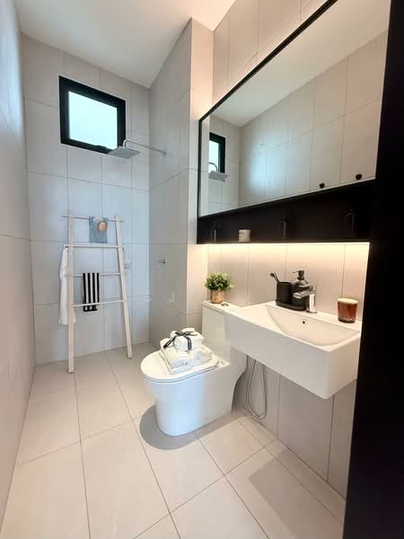 Tanah Kediaman untuk Dijual di Batu Kawan (Penang) - SJ Ho - Forescape - Master Bathroom - PropertyGuru.com.my