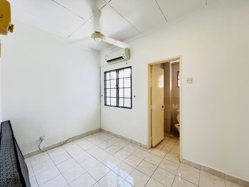 Rumah Teres 2 Tingkat untuk Dijual di Taman Bukit Subang (Shah Alam) - Yasmin Sulaiman - Bathroom - PropertyGuru.com.my