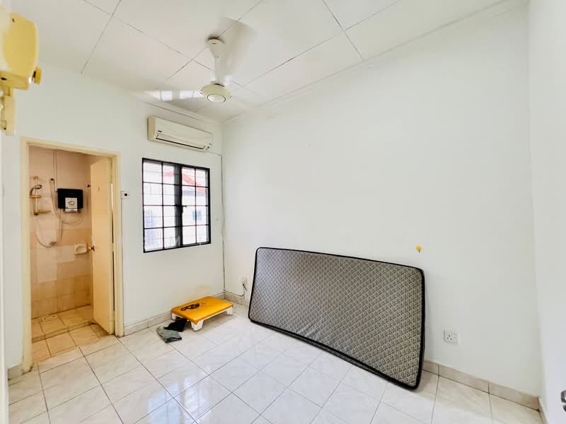 Rumah Teres 2 Tingkat untuk Dijual di Taman Bukit Subang (Shah Alam) - Yasmin Sulaiman - Bathroom - PropertyGuru.com.my