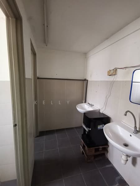 Kilang untuk Disewa di Kapar Industrial Park (Kapar) - Kelly Teo - Bathroom - PropertyGuru.com.my