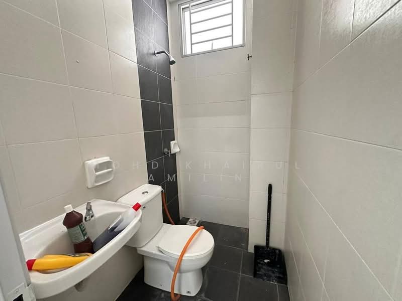 Townhouse for Sale in Bandar Saujana Putra (Tanjong Duabelas) - Mohd Khairul Amilin - Bathroom - PropertyGuru.com.my