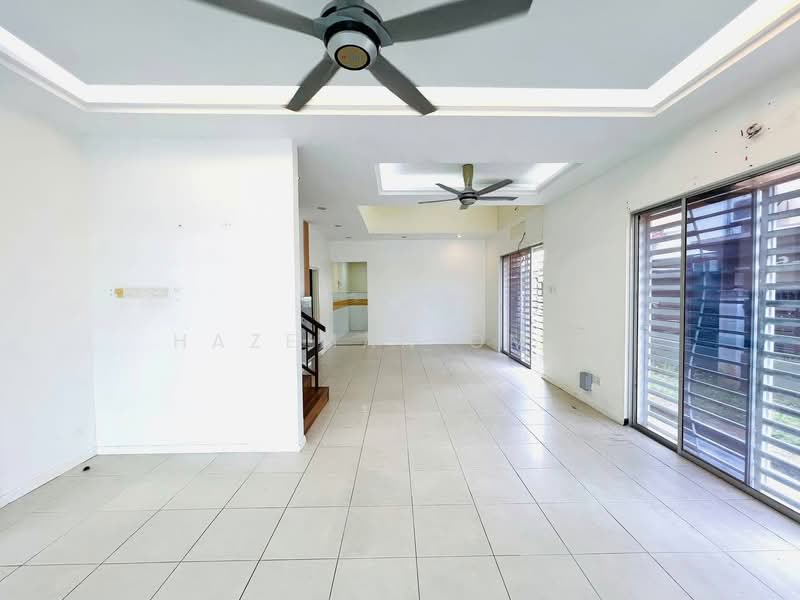 Rumah Berkembar untuk Dijual di Bandar Seri Putra (Bangi) - Hazeman Omar - Living Room - PropertyGuru.com.my