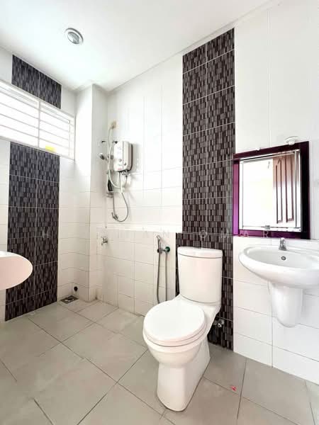 Rumah Berkembar untuk Dijual di Bandar Seri Putra (Bangi) - Hazeman Omar - Bathroom - PropertyGuru.com.my