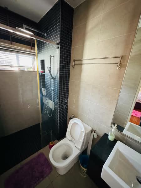 Rumah Berkembar untuk Dijual di Temasya Glenmarie (Glenmarie) - Nahathir Shahabudin - Bathroom - PropertyGuru.com.my