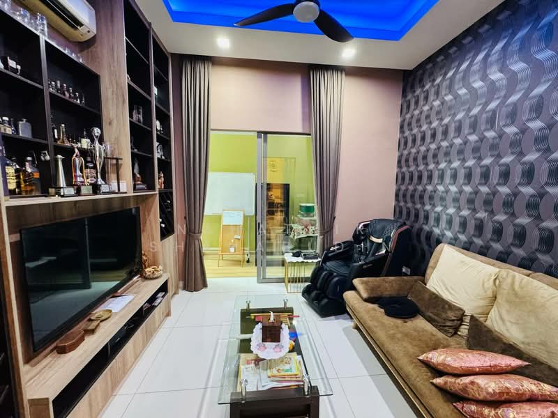 Rumah Berkembar untuk Dijual di Temasya Glenmarie (Glenmarie) - Nahathir Shahabudin - Living Room - PropertyGuru.com.my
