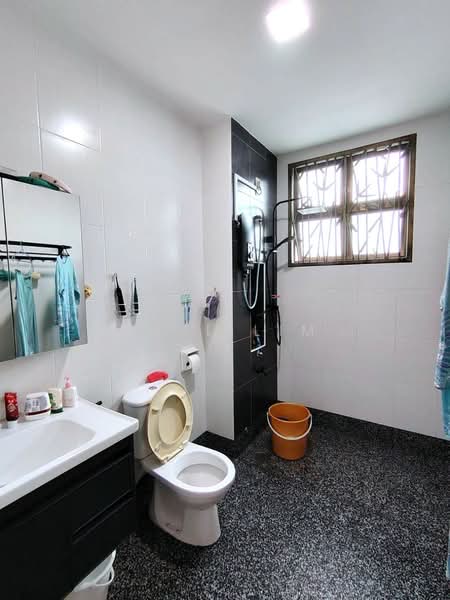 Rumah Teres 2 Tingkat untuk Dijual di Taman Kempas Utama (Tebrau) - Karl Lim - Bathroom - PropertyGuru.com.my