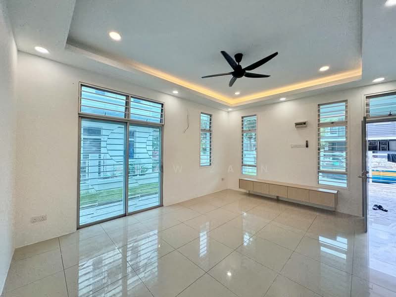 Rumah Kluster untuk Dijual di Bandar Saujana Putra (Tanjong Duabelas) - Adaw Zain - Living Room - PropertyGuru.com.my