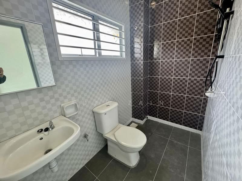 Rumah Kluster untuk Dijual di Bandar Saujana Putra (Tanjong Duabelas) - Adaw Zain - Bathroom - PropertyGuru.com.my
