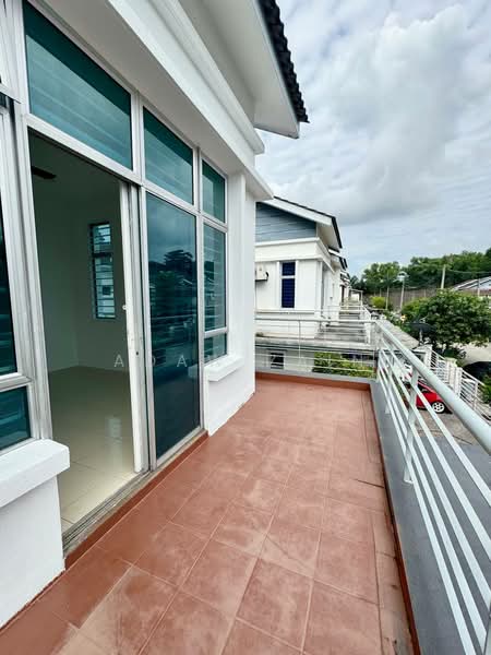 Rumah Kluster untuk Dijual di Bandar Saujana Putra (Tanjong Duabelas) - Adaw Zain - Balcony - PropertyGuru.com.my