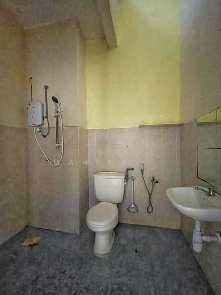 2-storey Terraced House for Sale in Bandar Nusaputra (Puchong) - Mahirah . - Bathroom - PropertyGuru.com.my